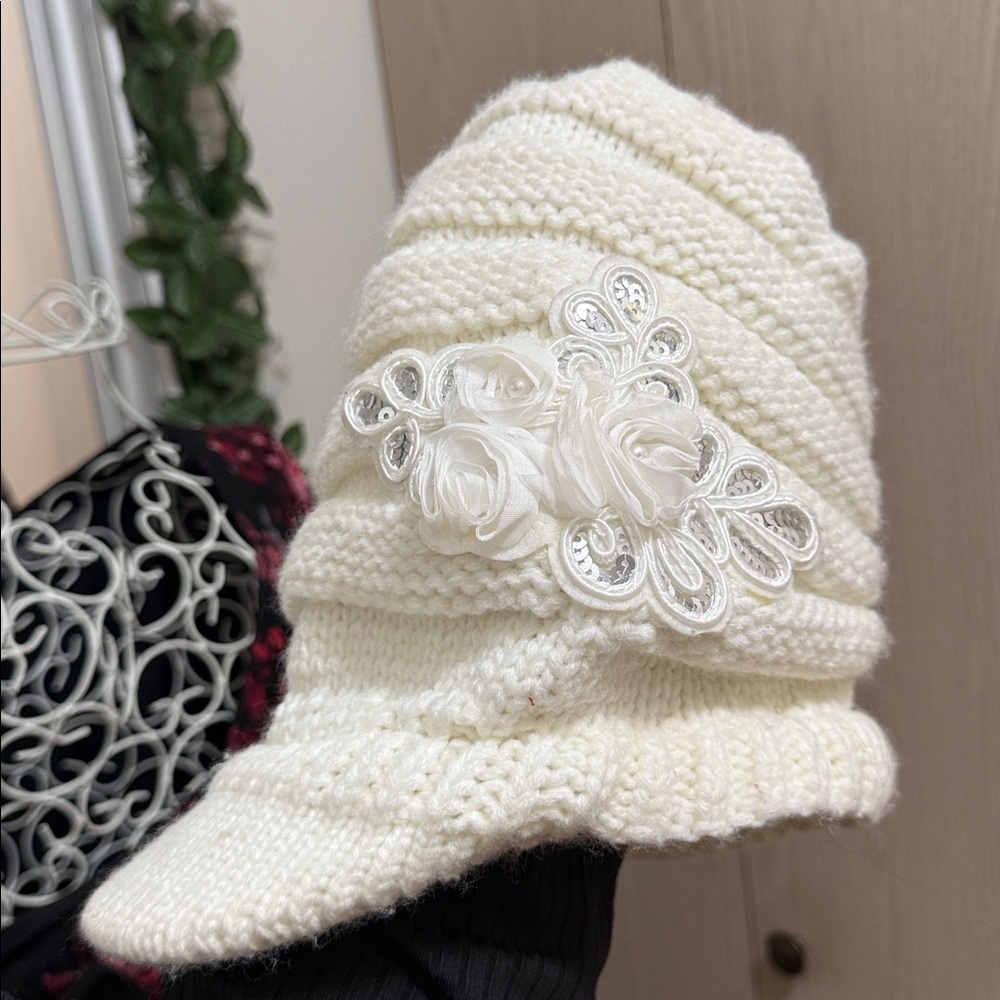 Elegant Cream Knit Women's Cap with Floral Accent - Picture 5 of 5